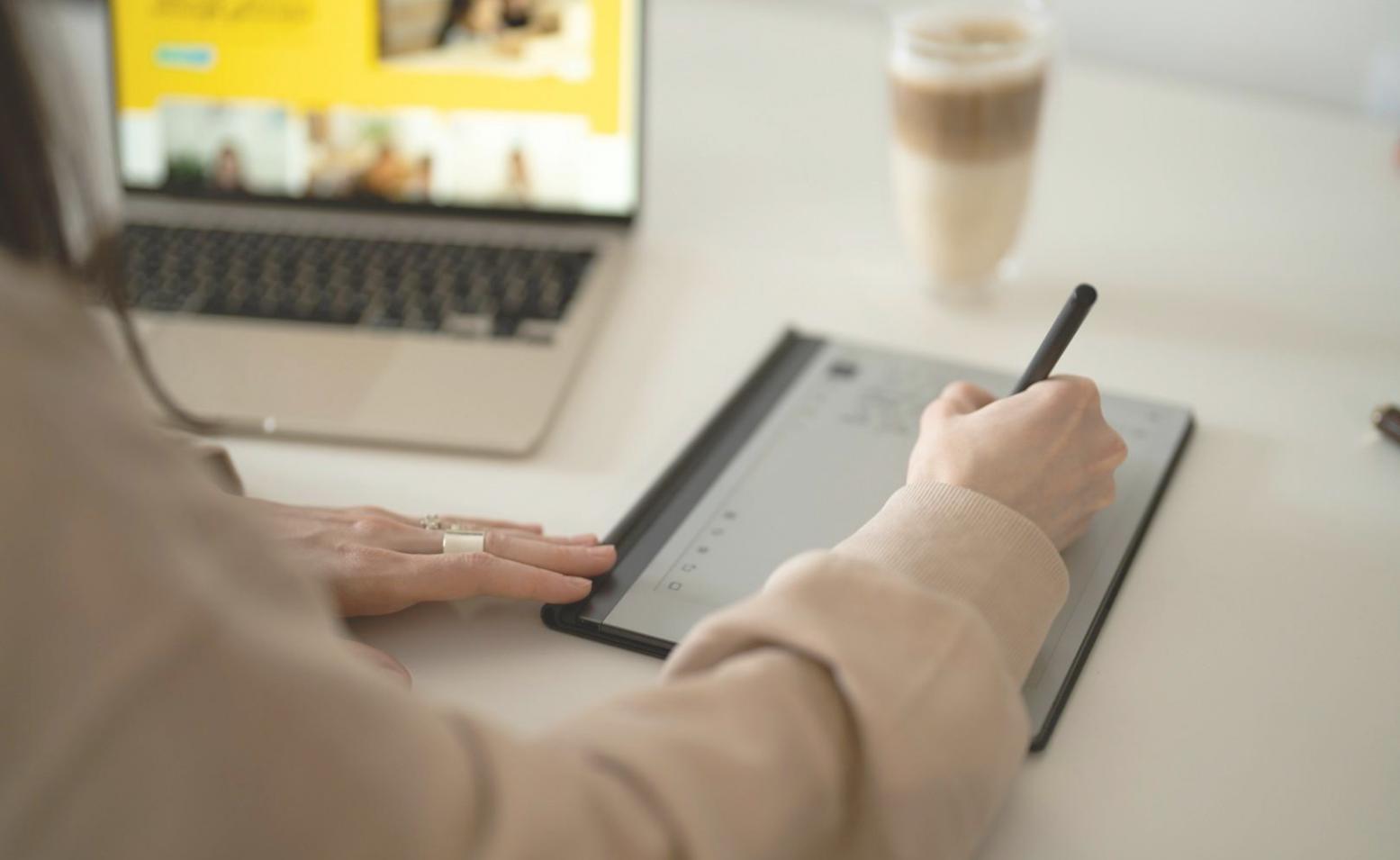 Personne analysant des documents financiers personnels