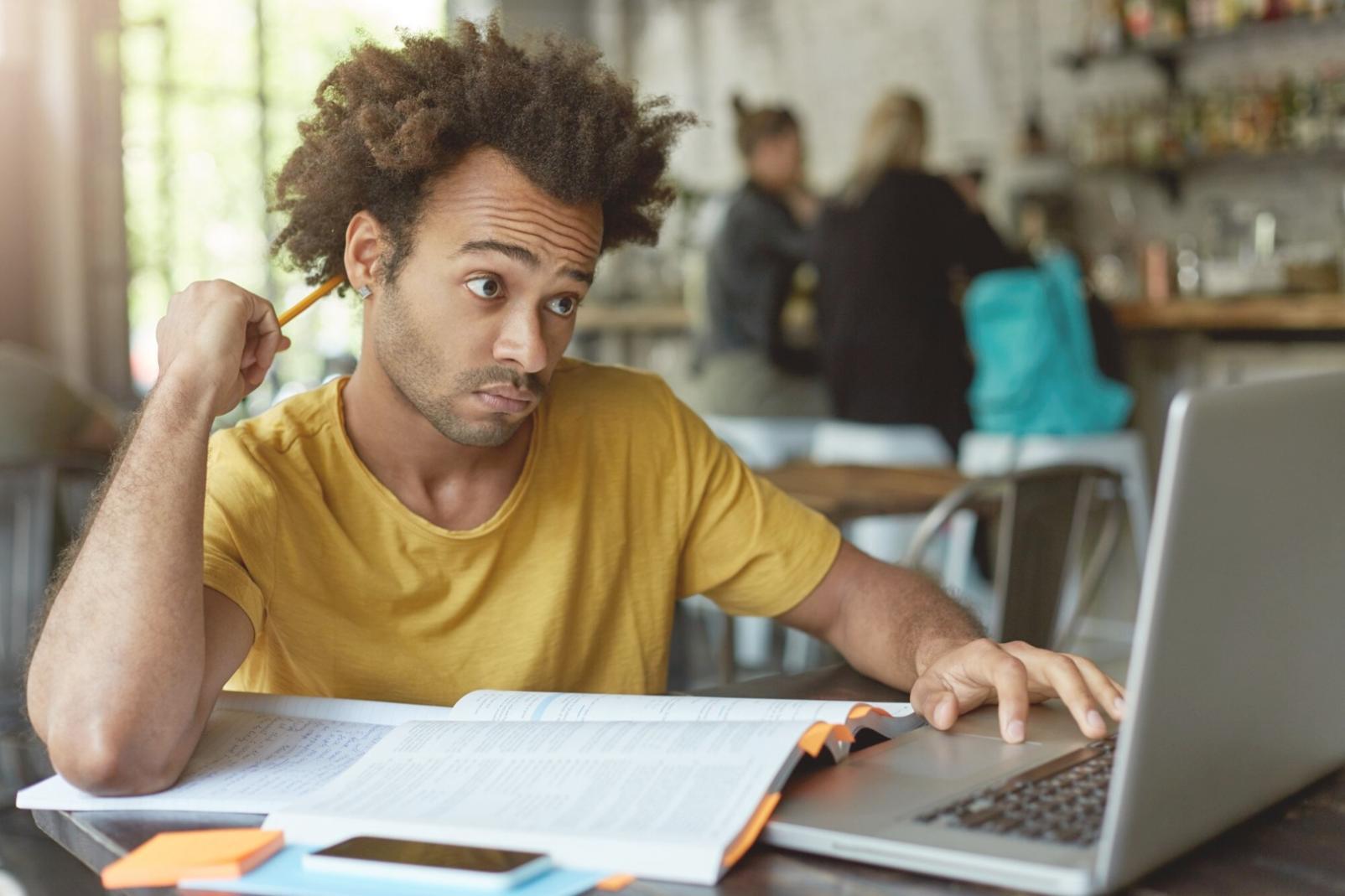 Équipement informatique moderne pour gestion financière